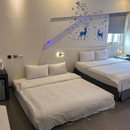 Galaxia Business Hotel Taichung Bagian luar foto