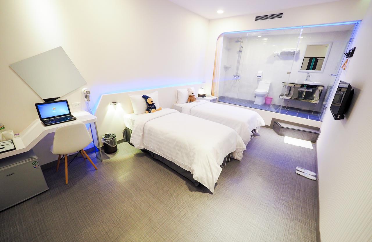 Galaxia Business Hotel Taichung Bagian luar foto