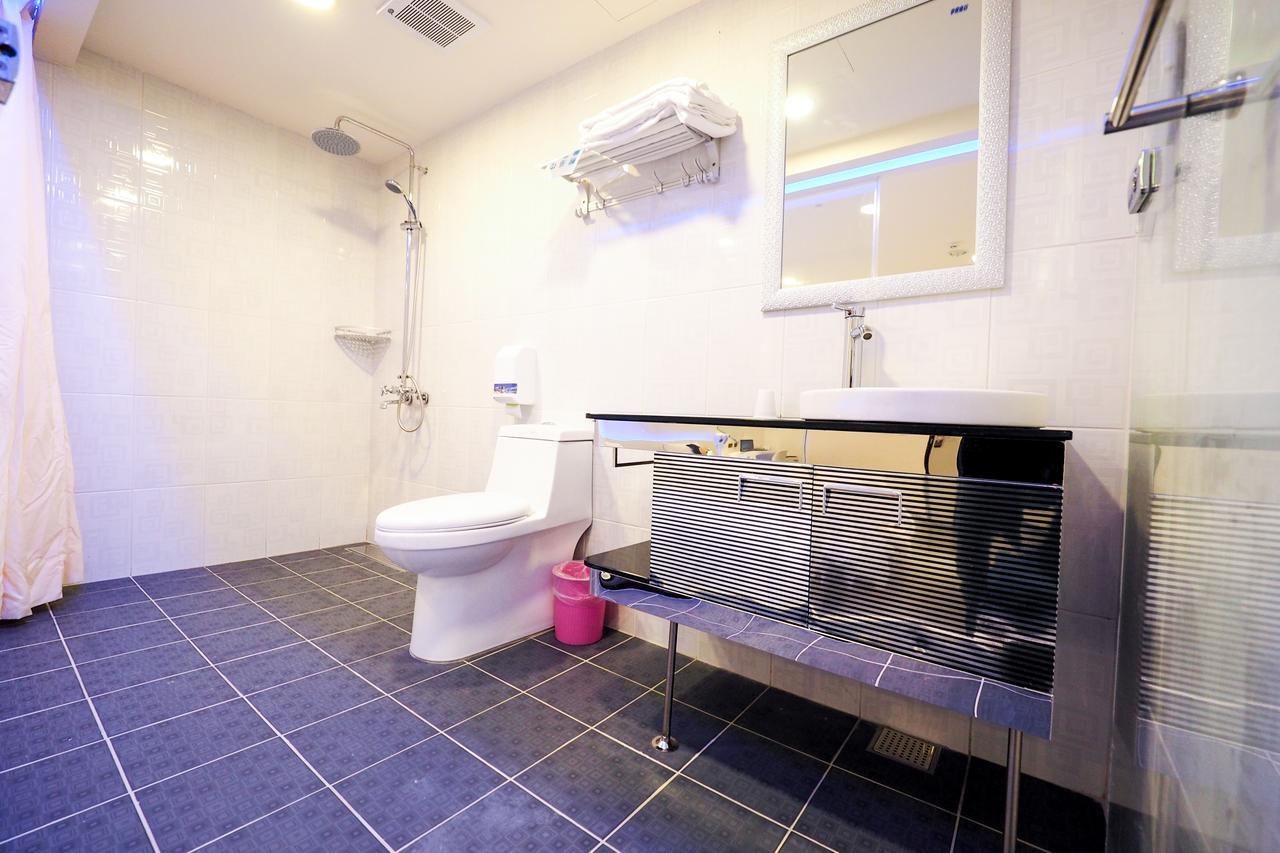 Galaxia Business Hotel Taichung Bagian luar foto