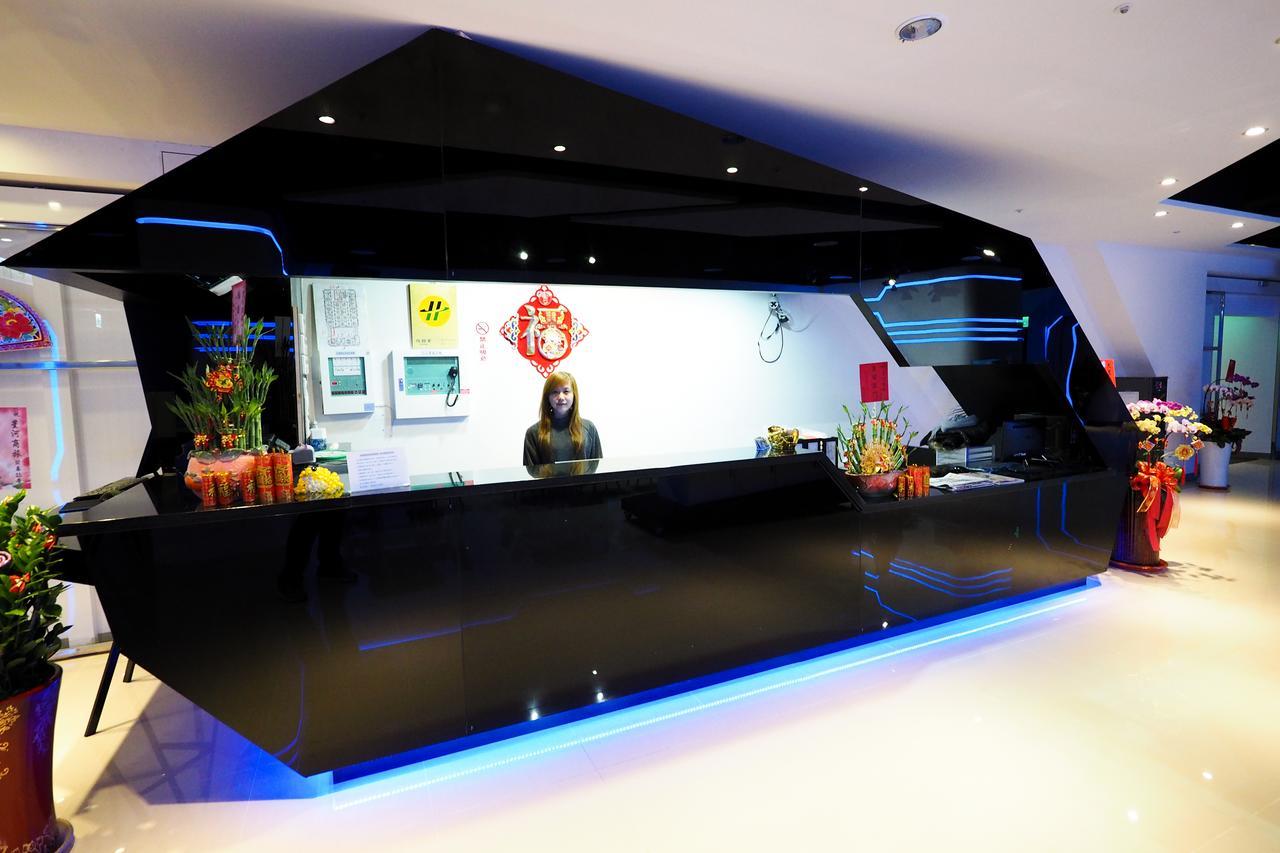 Galaxia Business Hotel Taichung Bagian luar foto
