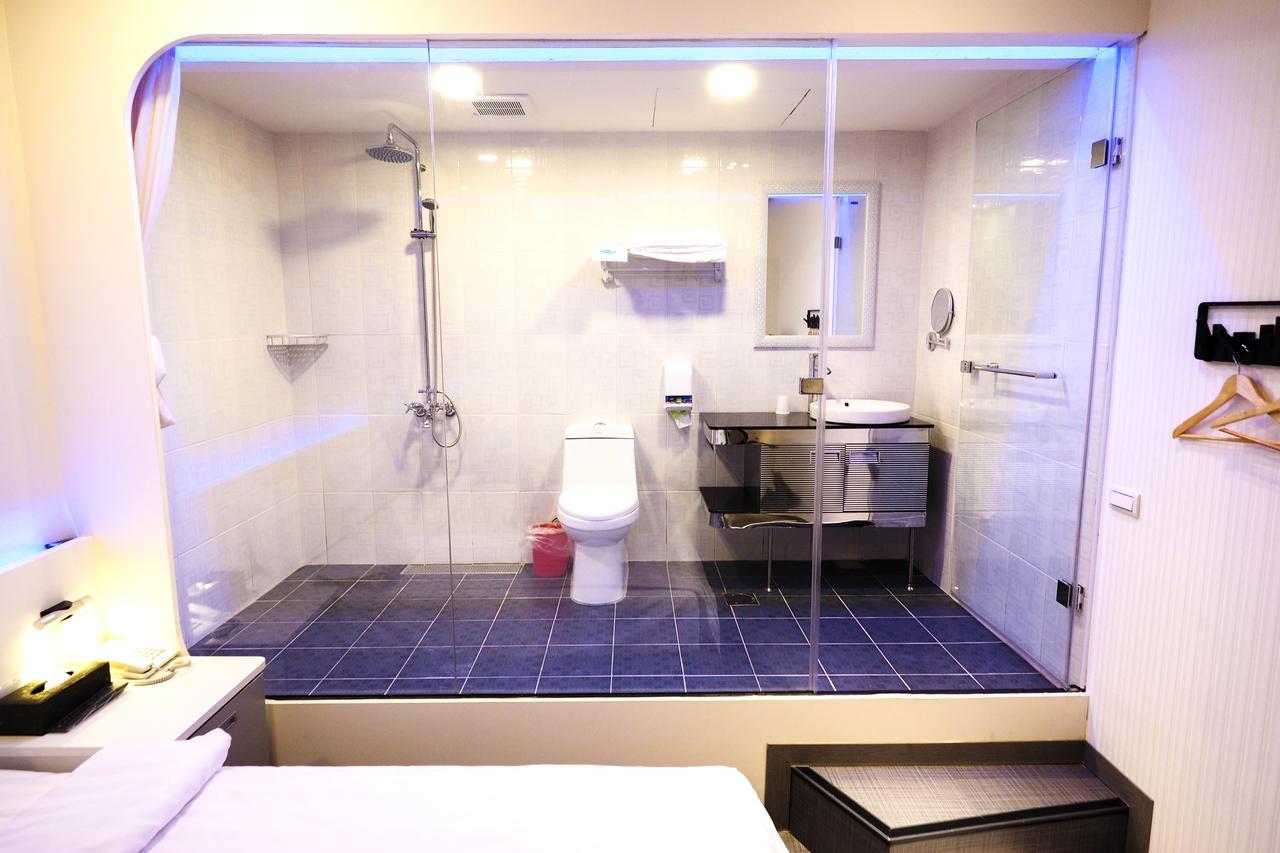 Galaxia Business Hotel Taichung Bagian luar foto