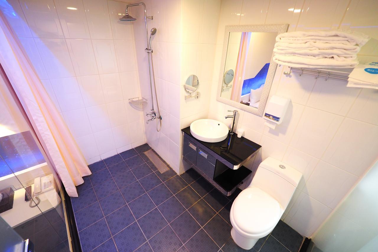 Galaxia Business Hotel Taichung Bagian luar foto