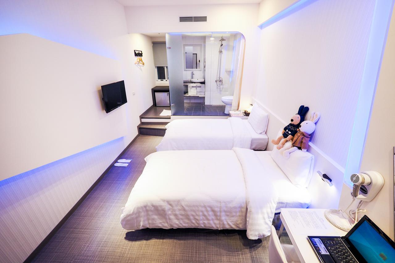 Galaxia Business Hotel Taichung Bagian luar foto