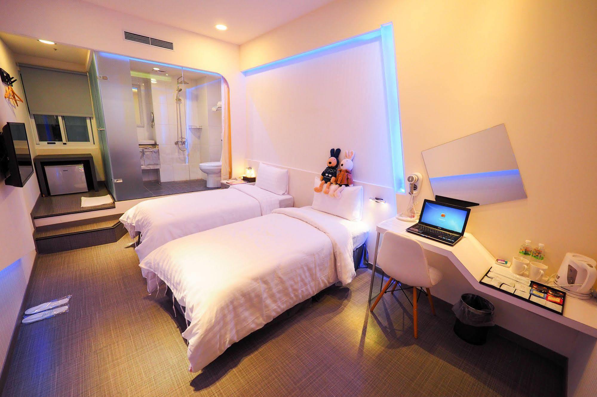 Galaxia Business Hotel Taichung Bagian luar foto