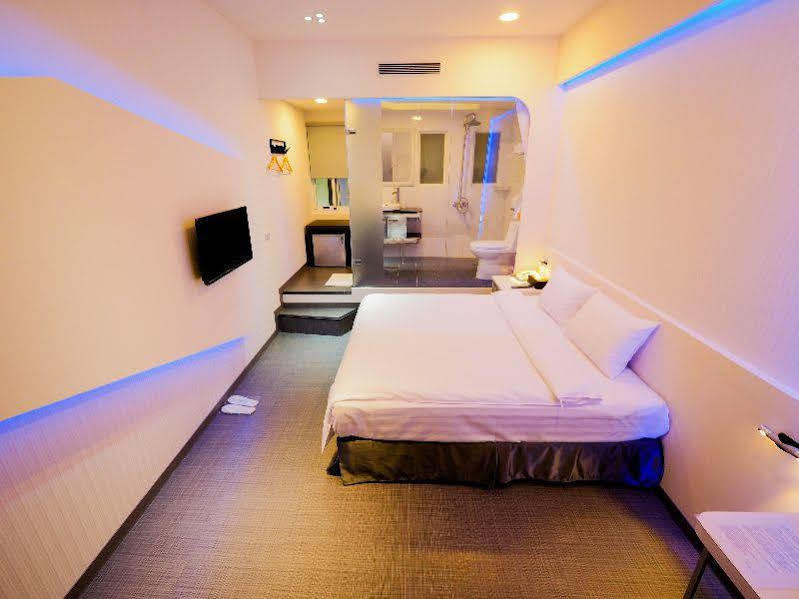 Galaxia Business Hotel Taichung Bagian luar foto