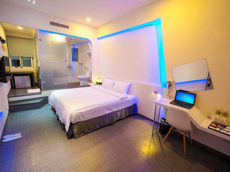Galaxia Business Hotel Taichung Bagian luar foto