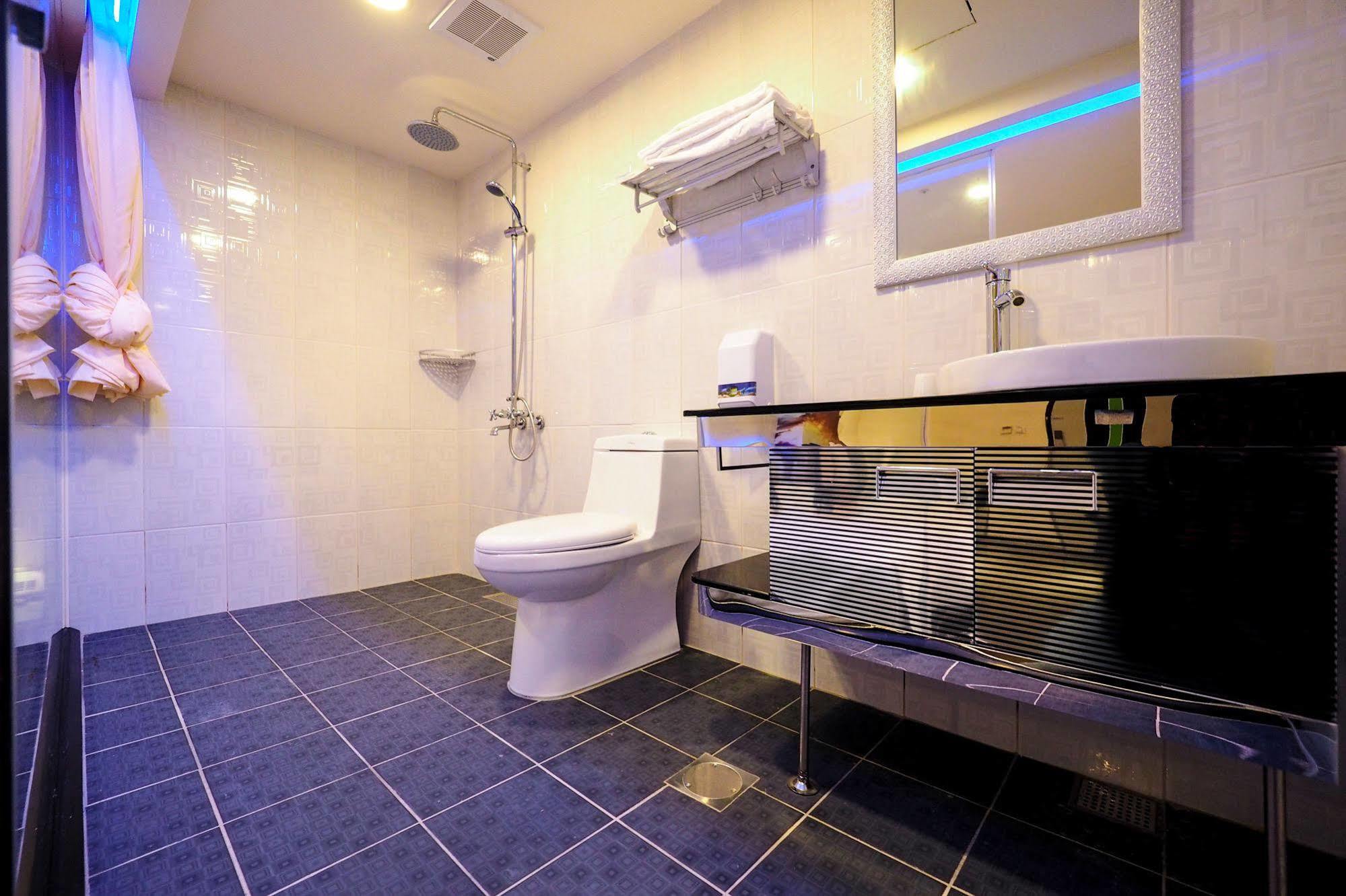Galaxia Business Hotel Taichung Bagian luar foto