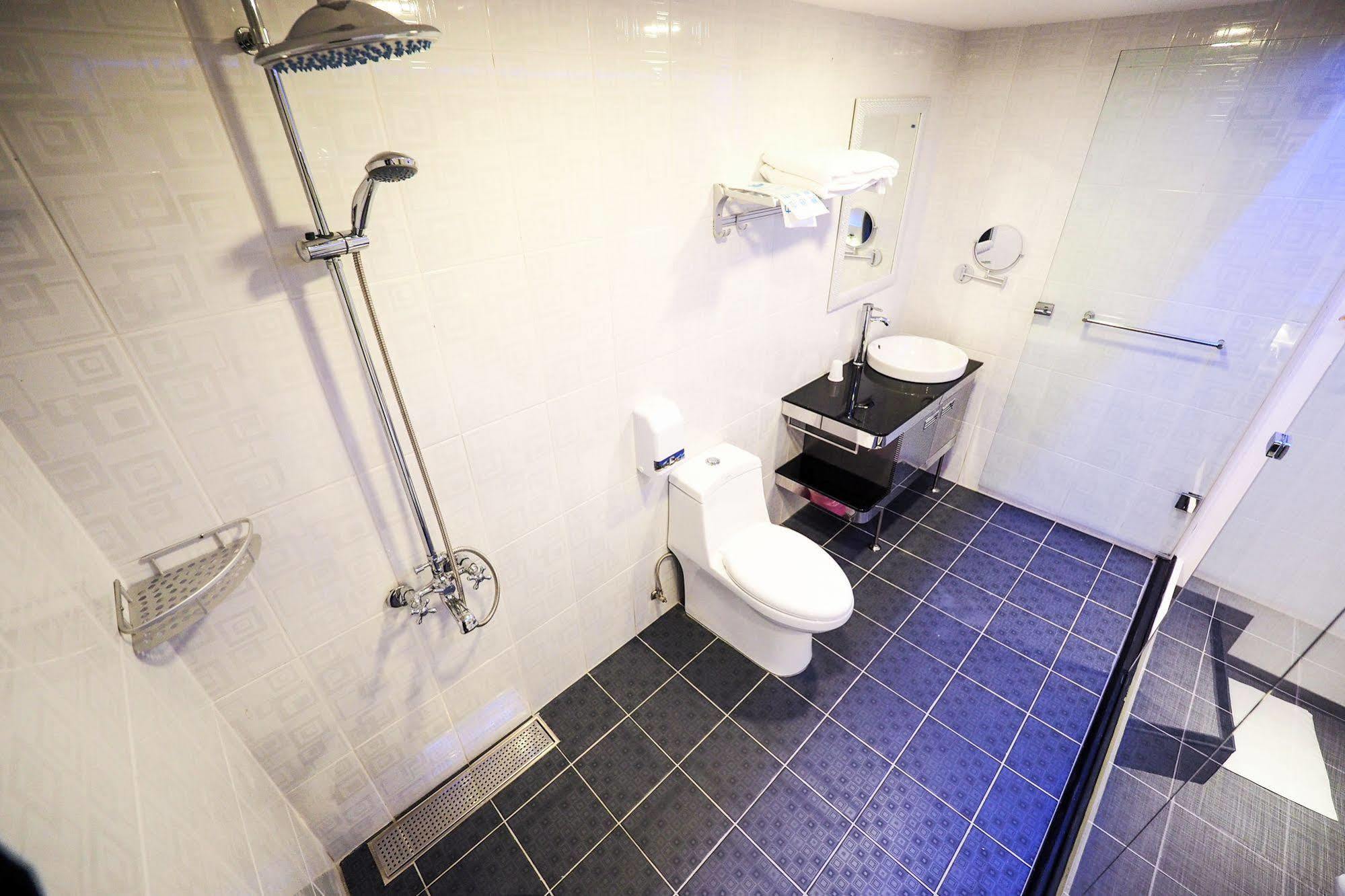 Galaxia Business Hotel Taichung Bagian luar foto