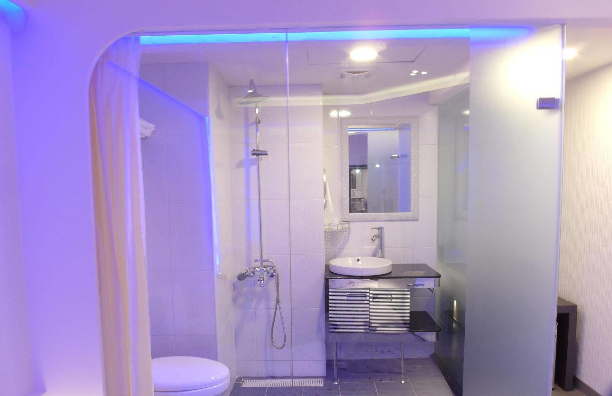 Galaxia Business Hotel Taichung Bagian luar foto