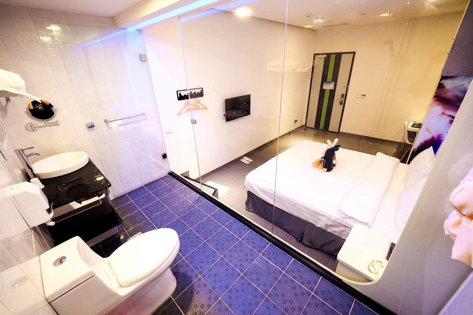 Galaxia Business Hotel Taichung Bagian luar foto