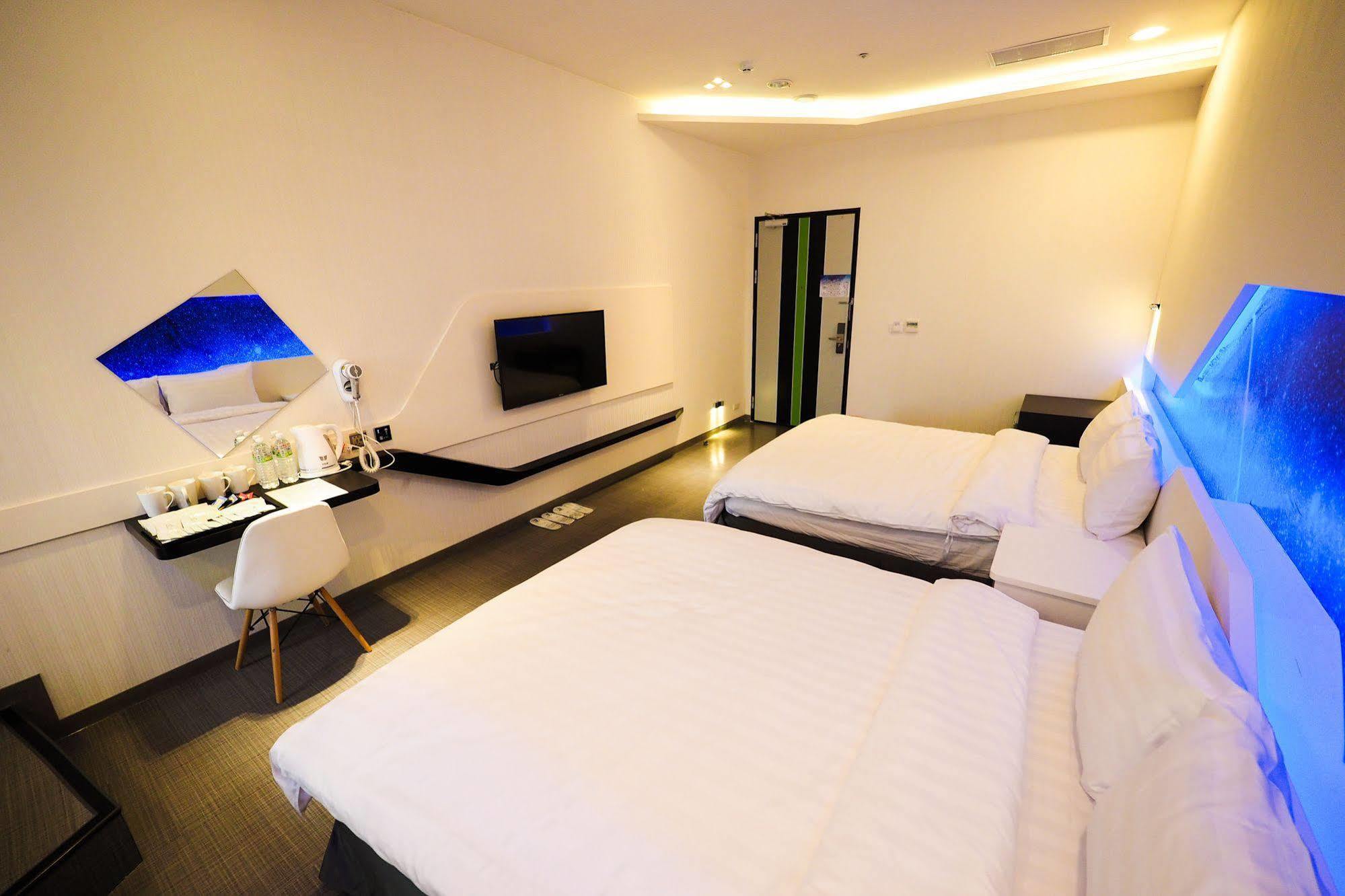 Galaxia Business Hotel Taichung Bagian luar foto