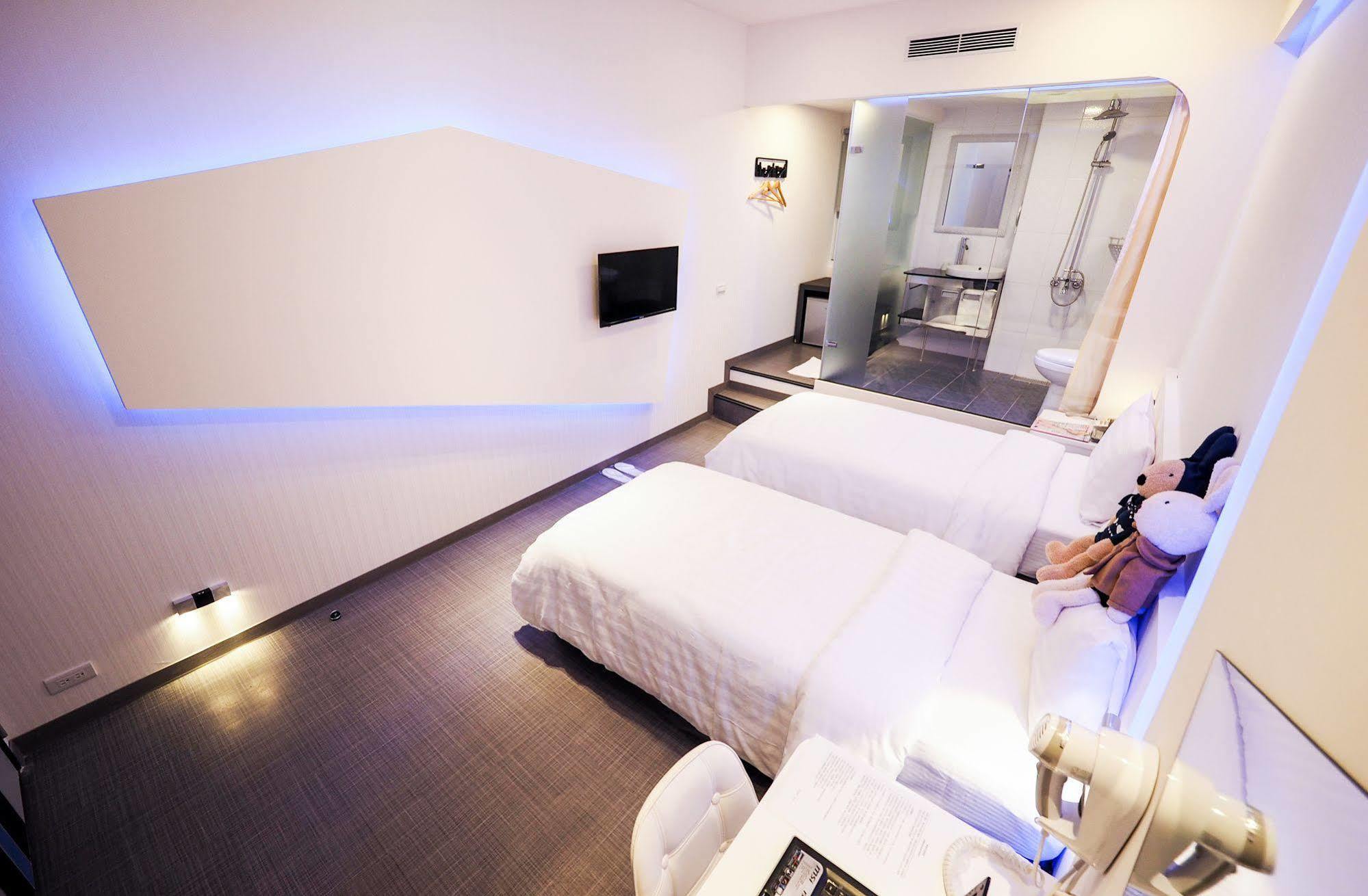 Galaxia Business Hotel Taichung Bagian luar foto