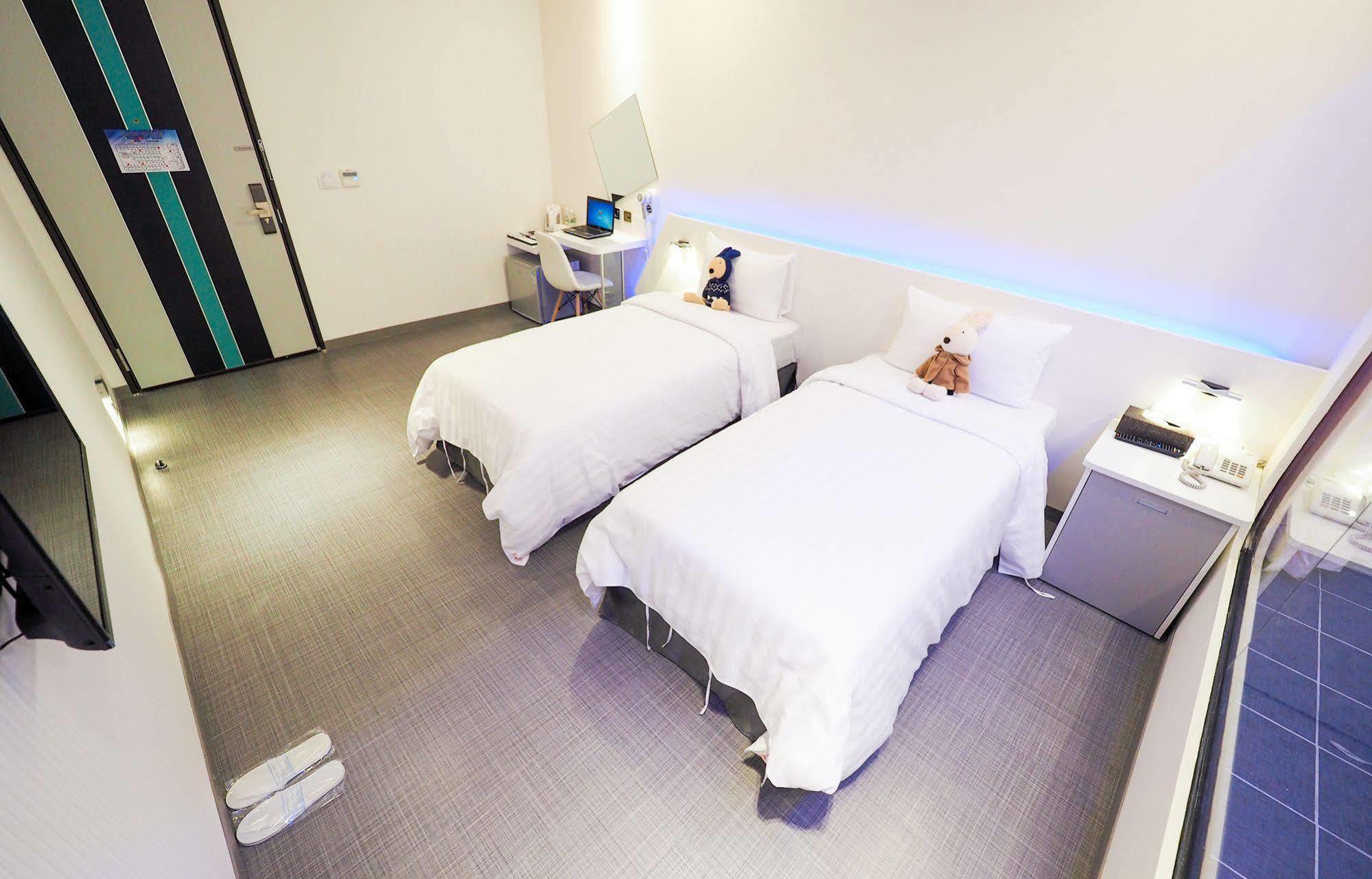Galaxia Business Hotel Taichung Bagian luar foto