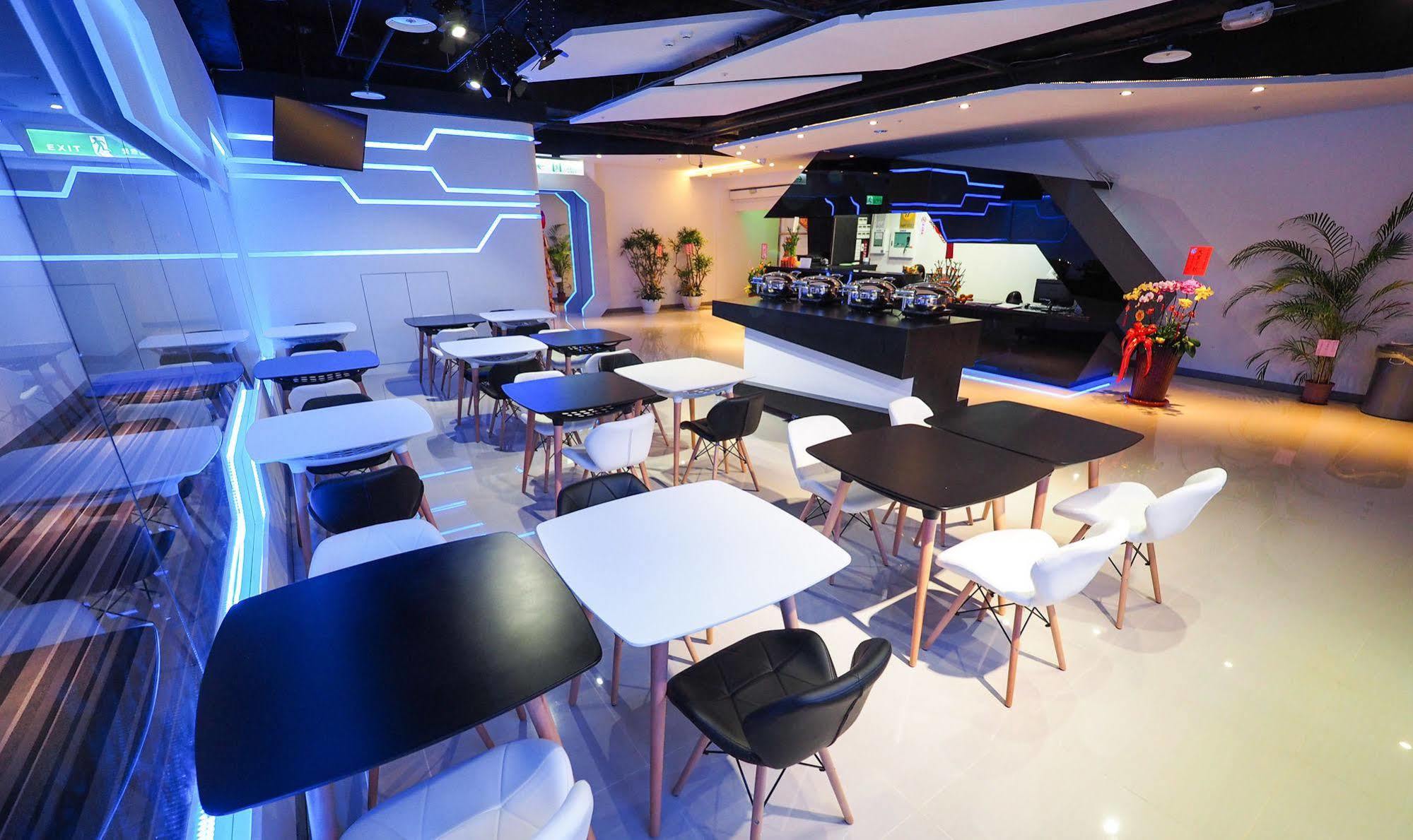 Galaxia Business Hotel Taichung Bagian luar foto