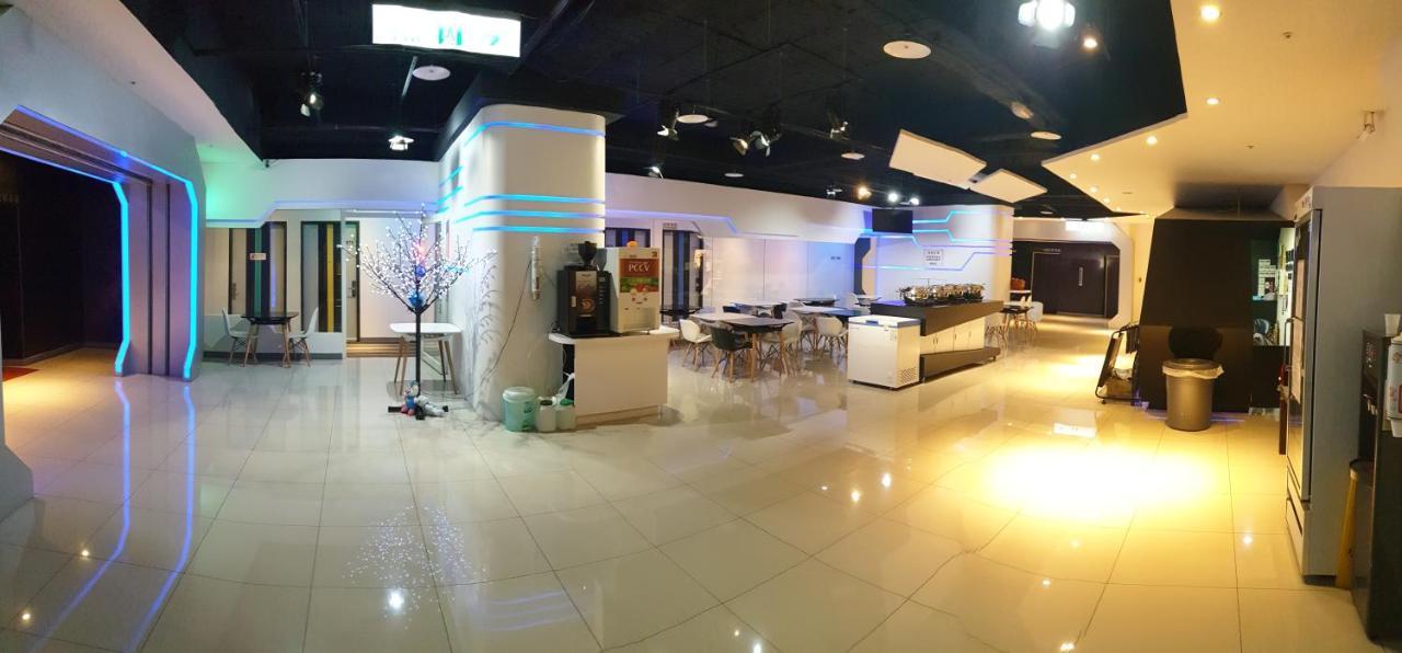 Galaxia Business Hotel Taichung Bagian luar foto